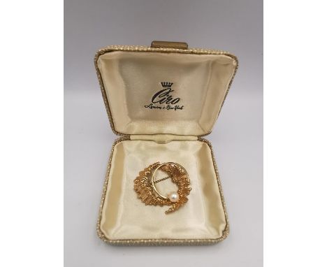 A boxed vintage Ciro 9ct yellow gold and cultured pearl abstract brutalist design brooch. Secure hinged pin to the back. Hall