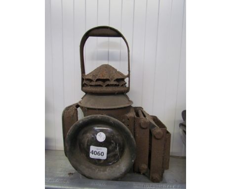 A twin lens lantern 