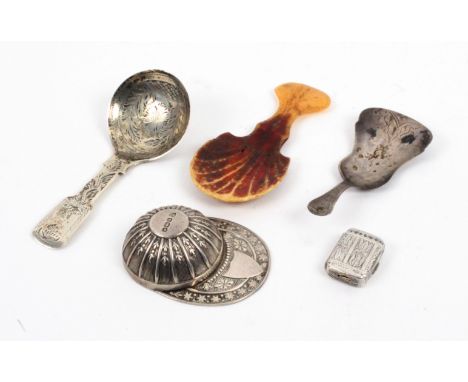 Three silver caddy spoons, another in horn and a silver vinaigrette, comprising a jockey cap caddy spoon, Sheffield, 1921 by 
