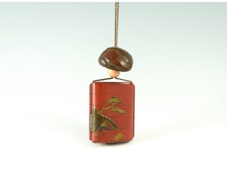 {Inro.} Fünfteilig. Rotlack mit Golddekor und Signet der British Antique Dealers Association. Holz-Netsuke in Form einer Kast