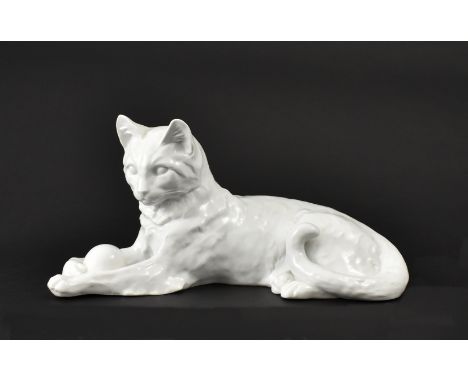 {Katze mit Ball.} Monochrom weiß glasierte Figurine. Sitzendorf/Thüringen, 20. Jh. L 31 cm