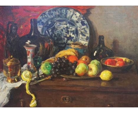 {Hendrik (Henk) van Leeuwen. 1890 Ter Aar - 1972.} Sign. Stilleben mit großem Delfter Teller, Glasflaschen, Vasen und Früchte
