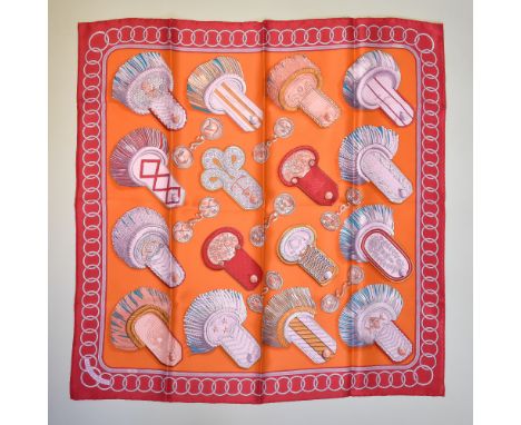 {Hermès-Carré 70.} Epaulettes. Entwurf Cathy Latham. Seidentwill. 65 x 65 cm. Originalkarton