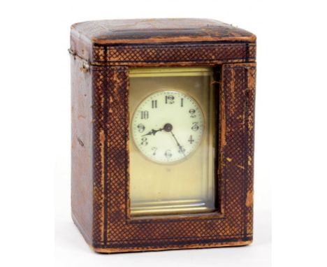 A FRENCH BRASS CARRIAGE CLOCK, THE TIMEPIECE WITH PRIMROSE ENAMEL DIAL, 11CM H EXCLUDING HANDLE, WITH KEY, IN LEATHER CASE, C
