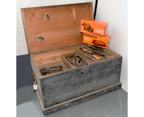 A VICTORIAN PINE TOOL CHEST CONTAINING VARIOUS VINTAGE WOODWORKING TOOLS, CHEST 86CM W