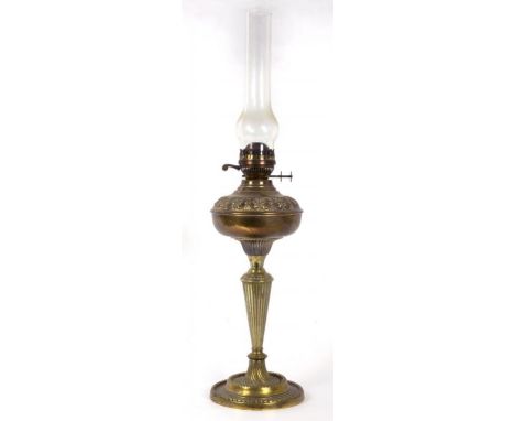 A LATE VICTORIAN BRASS OIL LAMP, 47CM H EXCLUDING GLASS CHIMNEY 