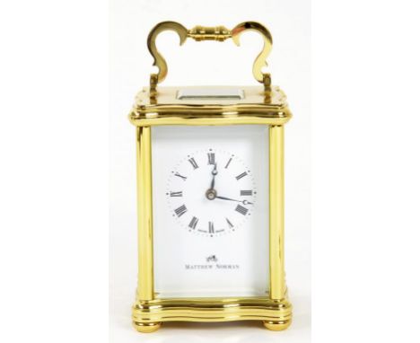 A MATTHEW NORMAN BRASS CARRIAGE CLOCK, THE TIMEPIECE WITH PLATFORM LEVER ESCAPEMENT IN SERPENTINE CASE, 10.5CM H EXCLUDING HA