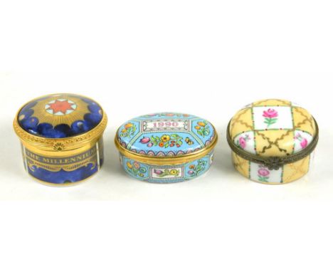 A ROYAL WORCESTER GILTMETAL MOUNTED MILLENNIUM BOX, 4CM DIAM, A SIMILAR PORCELAIN BOX AND A HALCYON DAYS ENAMEL 1990 BOX