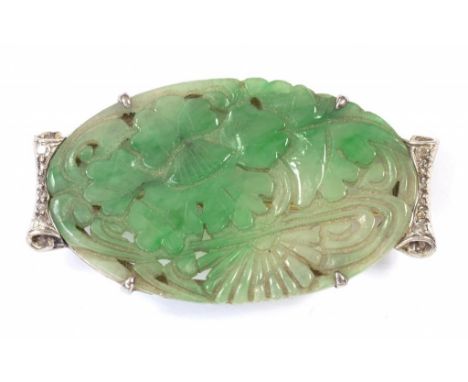 A CARVED AND PIERCED JADE AND DIAMOND SET WHITE GOLD BROOCH, SECOND QUARTER 20TH CENTURY, 9.8G GROSS