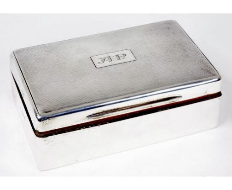 A GEORGE V SILVER CIGARETTE BOX, THE LID ENGINE TURNED, CEDAR LINED, 14W, CHESTER 1924