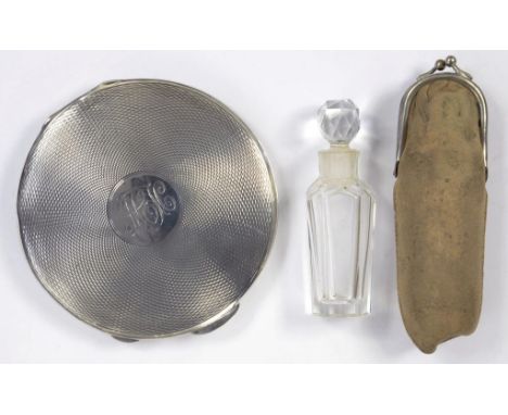 AN ENGINE TURNED ROUND SILVER COMPACT, 9CM DIAM, CHESTER 1946 AND A FACETED GLASS SCENT BOTTLE AND STOPPER IN SUEDE PURSE