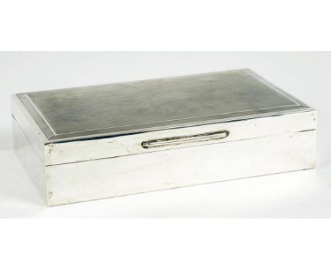 AN ELIZABETH II SILVER CIGARETTE BOX, THE LID ENGINE TURNED, CEDAR LINED, 14CM W, LONDON 1965