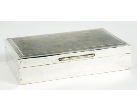 AN ELIZABETH II SILVER CIGARETTE BOX, THE LID ENGINE TURNED, CEDAR LINED, 14CM W, LONDON 1965