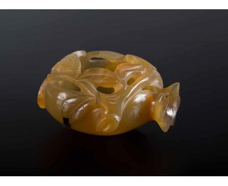  A small agate rinse brushes bowl carved with vegetal motifChina, Qing dynasty, 19th century Cm 5,00 x 5,00 22.00 % buyer's p