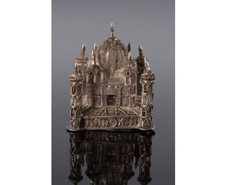  A small silver filigree mosque modelTurkey or India, 19th century Cm 5,80 x 7,50 x 5,80 22.00 % buyer's premium on the hamme