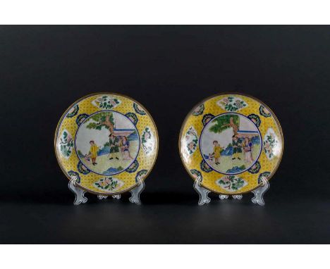  A pair of copper enamel dishes decorated with Europaen subjectChina, Qing dynasty, Yongzheng or Qianlong period, 18th centur