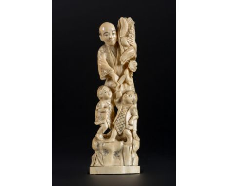  An ivory okimono depicting an old man with two children Japan, late 19th century Cm 8,00 x 24,00 x 6,00 22.00 % buyer's prem