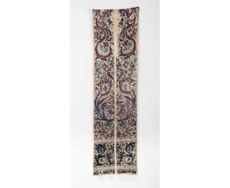  Silk embroidered linen fabric decorated with vegetal and floral motifs Algeria, late 19th - early 20th century Cm 126,00 x 3