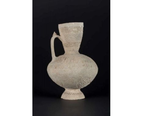  A Seljuk unglazed molded pottery ewer decorated with floral motif and epigraphy Iran, 12th century Cm 14,50 x 23,00 22.00 % 