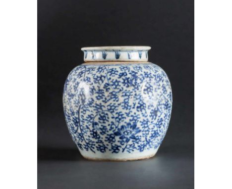  A porcelain blue and white vase and cover painted with floral motif China, Qing dynasty, 18th centuryCm 17,00 22.00 % buyer'