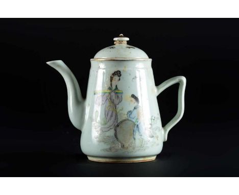  A porcelain teapot and cover painted with ladies at leisure and inscriptions. Signed JiantingChina, 20th century Cm 16,00 22