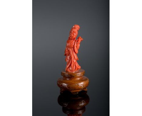  A small coral sculpture portraying Guanyin on a wooden standChina, 20th century Cm 4,00 22.00 % buyer's premium on the hamme