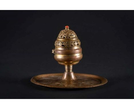  An embossed gilt copper (tombak) censer and cover with openwork vegetal decorationTurkey, 19th century Cm 19,00 x 15,00 22.0