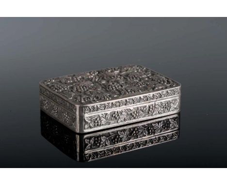  A silver box hammered with squirrels among wine sprays China, Qing dynasty, 19th century Cm 10,00 x 2,00 22.00 % buyer's pre