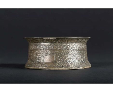  A veneto Saracenic brass base or small container Egypt, late Mamluk period, 15th century Cm 10,00 x 5,00 22.00 % buyer's pre