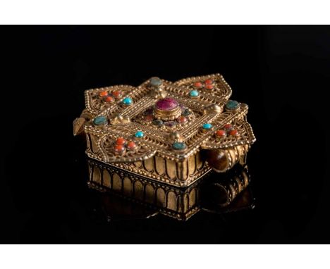  A silver gilt gau with precious and semi-precious stones Nepal, early 20th century Cm 5,00 x 5,00 22.00 % buyer's premium on
