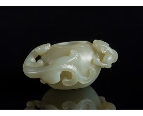  A small jade inkwell with chilong handles China, Qing dynasty, 19th century Cm 6,00 x 3,00 22.00 % buyer's premium on the ha