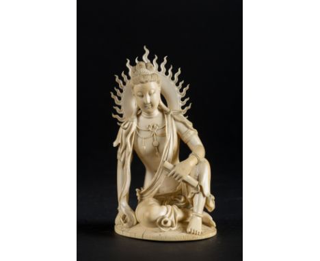  An ivory carving portraying Guanyin China, Qing dynasty, late 19th century Cm 9,00 x 17,50 x 8,00 22.00 % buyer's premium on