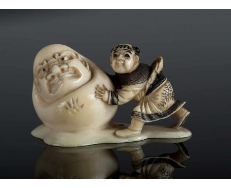  An ivory netsuke depicting a child pushing a Daruma doll. Signed Masa-Hiro Japan, 19th century Cm 4,50 x 3,00 22.00 % buyer'