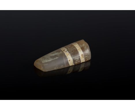  A massive agate fragment of chung dzi TibetCm 2,00 x 4,00 22.00 % buyer's premium on the hammer priceVAT margin scheme, VAT 