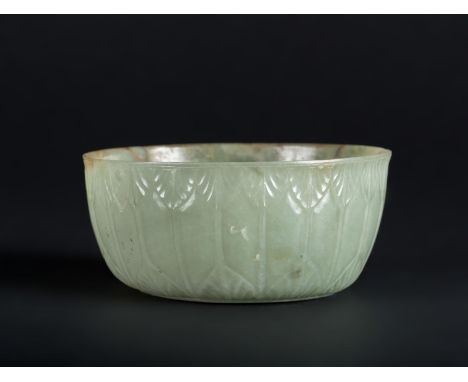  A jade bowl incised with flower and petalsIndia, 18th - 19th century Cracked or repaired.Cm 16,50 x 7,00 22.00 % buyer's pre