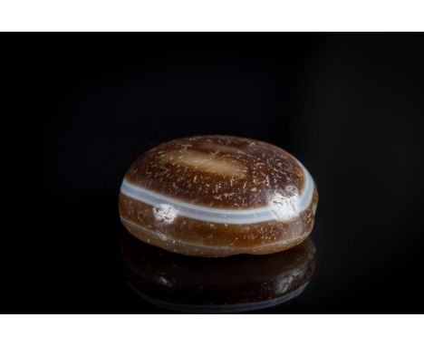  A dark agate lukmik with white eyeTibet Cm 2,50 x 1,00 22.00 % buyer's premium on the hammer priceVAT margin scheme, VAT inc