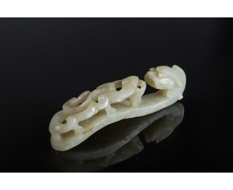  A jade belt hook in the shape of a chilong China, Qing dynasty, 19th century Cm 9,00 22.00 % buyer's premium on the hammer p