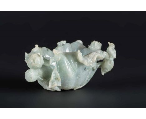  A jadeite cup carved with fishes, flowers and fruitChina, late 19th - early 20th century Cm 10,00 x 17,00 22.00 % buyer's pr