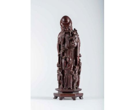  Carved bamboo depicting a Shoulao with children and maiden and a deer around him China, Qing dynasty, 18th century Cm 11,50 