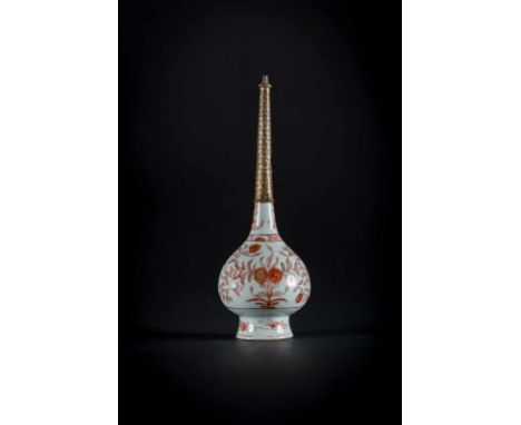  A Kangxi Chinese red and white porcelain bottle with tombak mountChina/Turkey, 18th century Cm 10,00 x 26,00 22.00 % buyer's