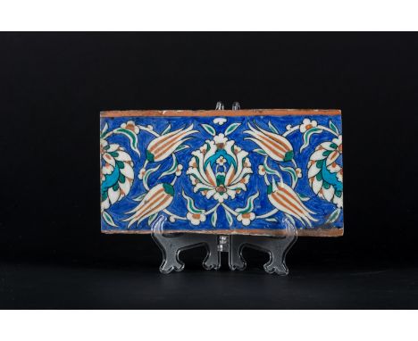  An Iznik pottery border tile Ottoman Turkey, Iznik, late 16th centuryCm 26,00 x 13,00 22.00 % buyer's premium on the hammer 
