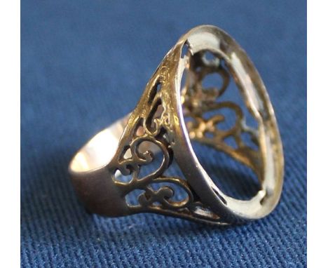 9ct sovereign ring (without coin) 4.98g size Q / R (damaged)