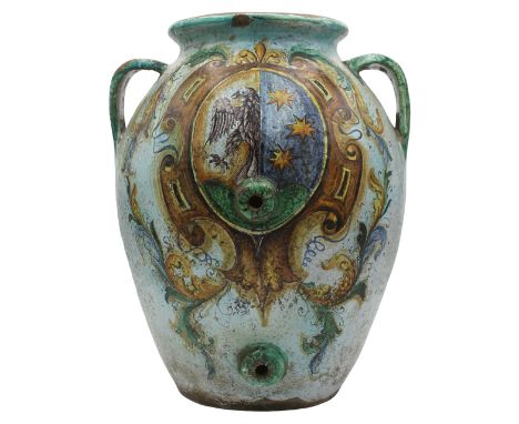 Maiolica decorata con stemma gentilizio policromo su fondo celeste. Secolo XX. Cm h 60Majolica decorated with a polychrome co