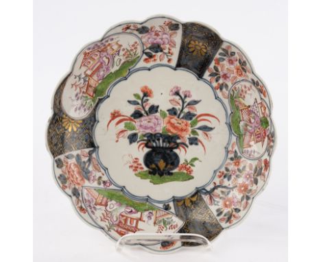Platte, Manufaktur Du Paquier, Wien, um 1730, passige Form, Spiegel mit Blumenvase, auf der Fahne drei Reserven mit Pagoden i