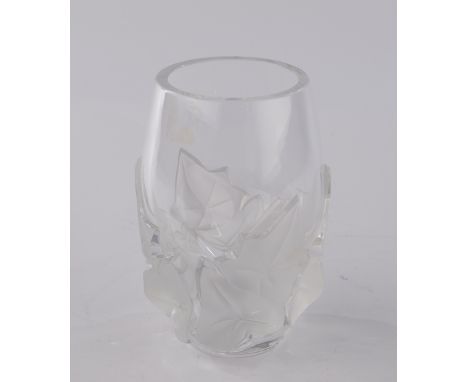 Vase, "Lierre", Lalique, farbloses Kristallglas, teils mattiert, leicht ovoide Form, Efeublattdekor, bezeichnet Lalique (R) F
