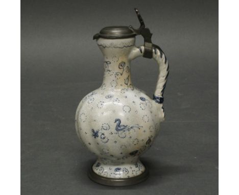 Kleiner Enghalskrug, Nürnberg, um 1760/1780, Fayence, grauweiß engobiert, Blaudekor mit Vögeln, Blüten und kreisförmigen Rose