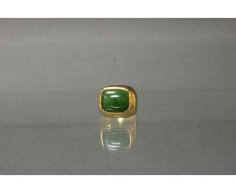 Ring, GG 750, Jade-Cabochon, ca. 13 x 10 mm, 11 g, RM 15