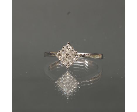 Ring, WG 750, 9 Diamanten zus. ca. 0.31 ct., etwa tw-w/vsi, Princesscut, 2 g, RM 17