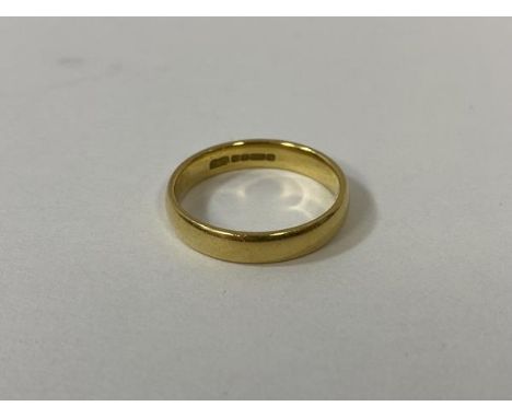 An 18ct gold wedding band, size R, weighs 4.83 grammes