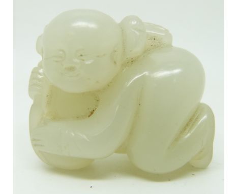 Chinese 19thC jade model of a boy grasping peaches, 3.5 x 3cm